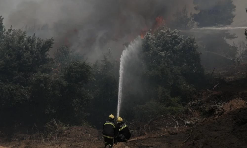 Φωτιά στην Εύβοια: Σταμάτησαν στη θάλασσα οι φλόγες - Παραμένουν σε κίνδυνο οι Καματριάδες